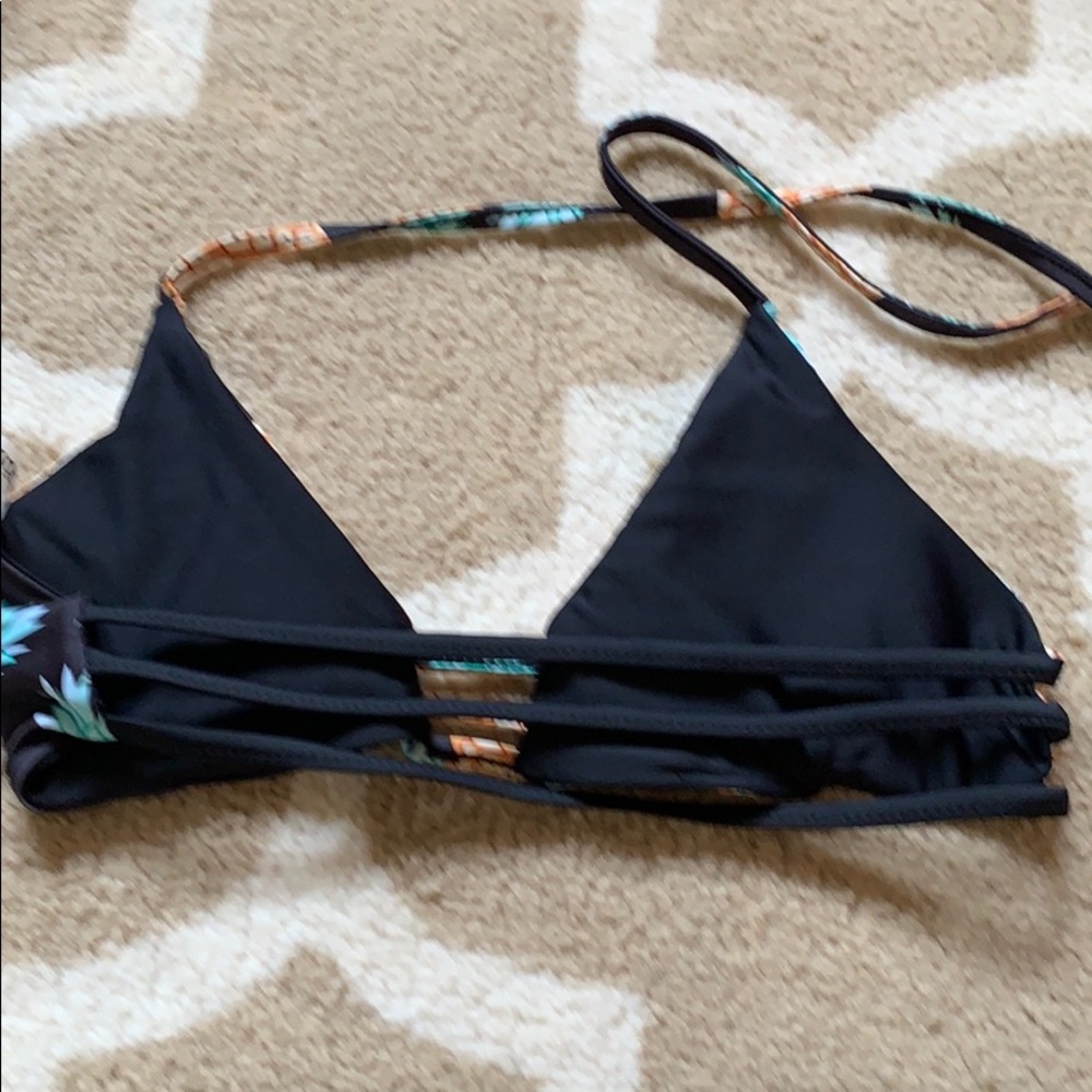 Bikini - Picture 3 of 4